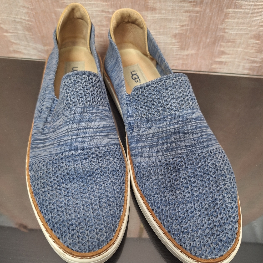 Women's Ugg causal size 11 flats/shoes.